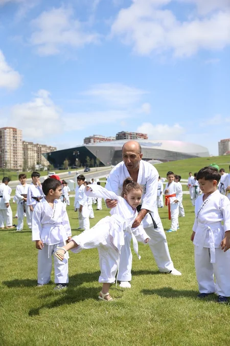 Heydər Əliyev Mərkəzinin parkında karate dərsi keçirilib