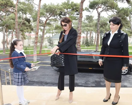 Azərbaycanın birinci xanımı Şüvəlanda körpələr evi-uşaq bağçasının açılışında iştirak edib