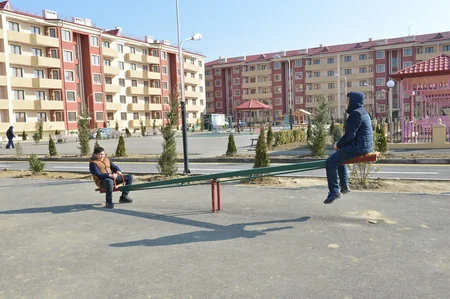 Ümid qəsəbəsində yeni yaşayış binaları məcburi köçkünlərin istifadəsinə verilib