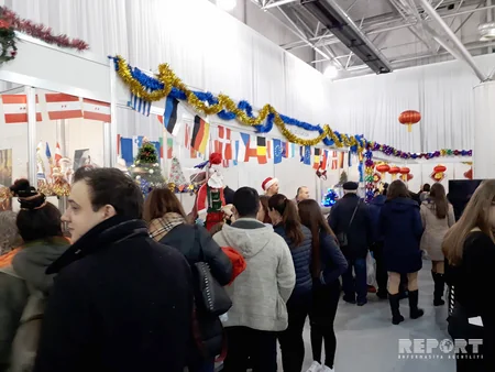 Moldovan president visits Azerbaijani stand at Christmas Charity Fair