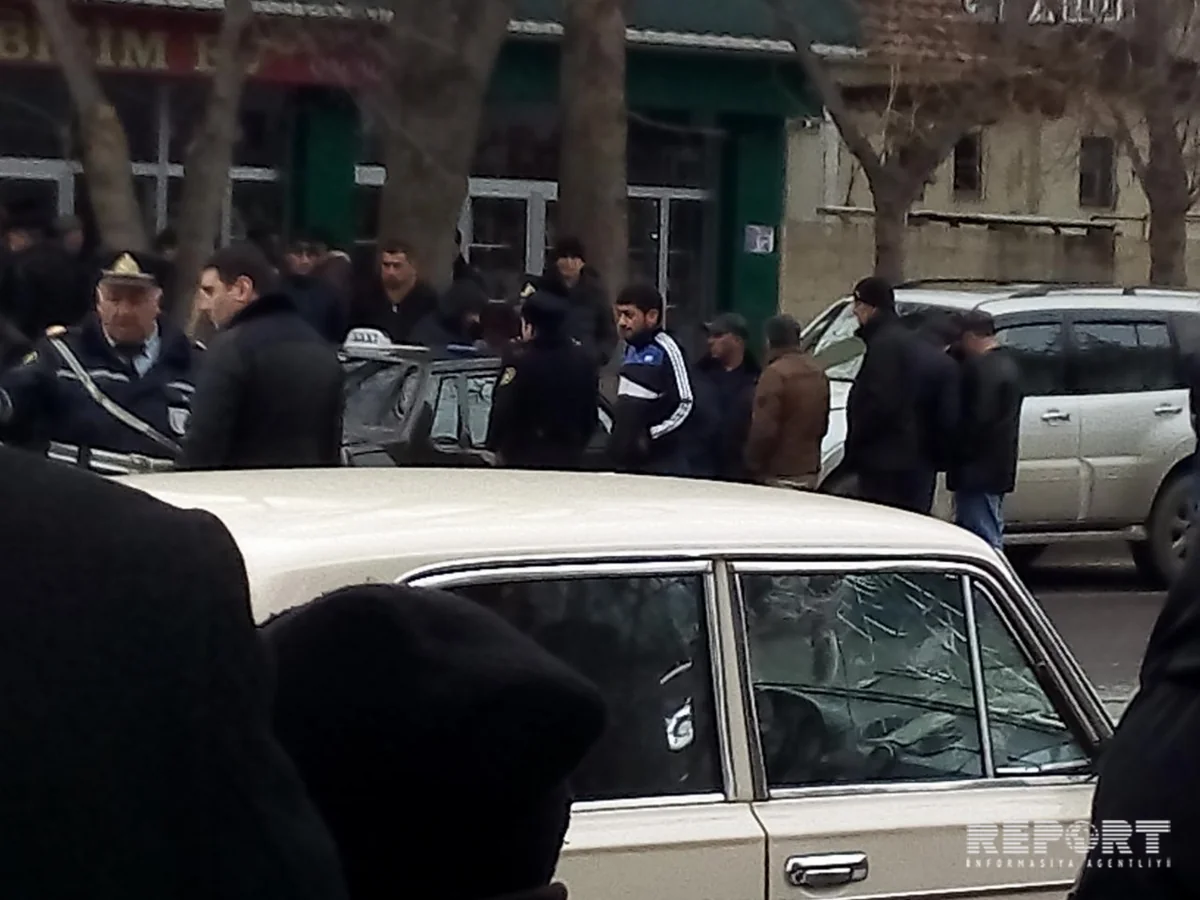 Mingəçevirdə üç avtomobil toqquşub, onlardan biri ət dükanına girib - FOTO
