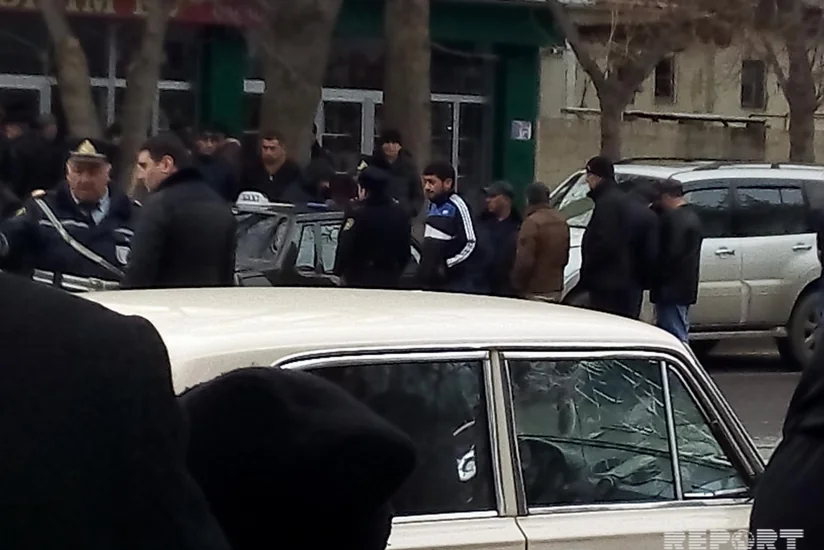 В Мингячевире столкнулись три автомобиля, один из них протаранил мясную лавку - ФОТО
