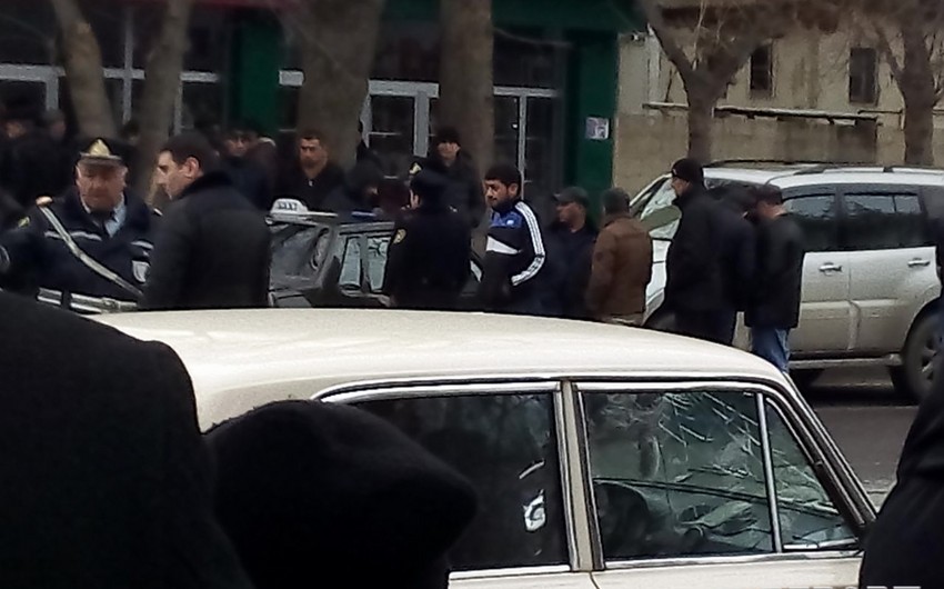 Mingəçevirdə üç avtomobil toqquşub, onlardan biri ət dükanına girib - FOTO