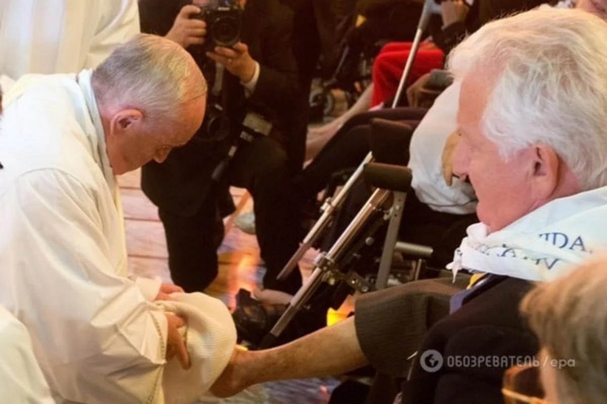 ​Roma papası miqrantların ayaqlarını yuyaraq öpüb