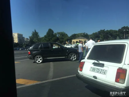 Bakıda BMW X5 markalı avtomobil qəza törədib - FOTO
