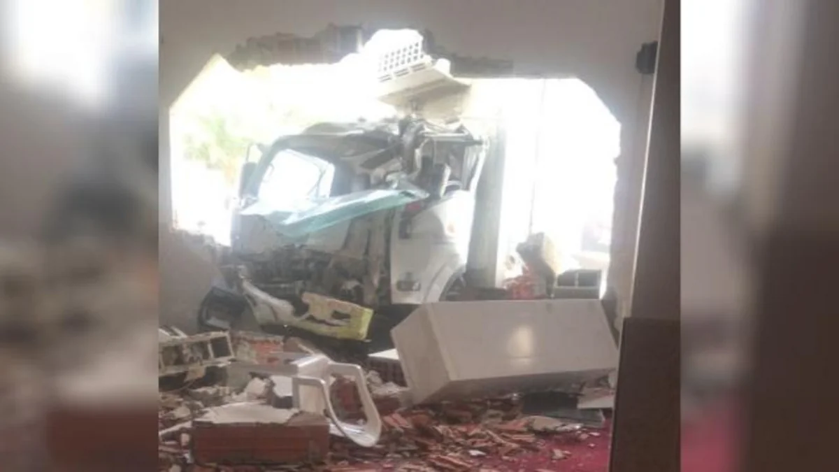 Səudiyyə Ərəbistanında yük avtomobili məscidə girib, 5 nəfər yaralanıb