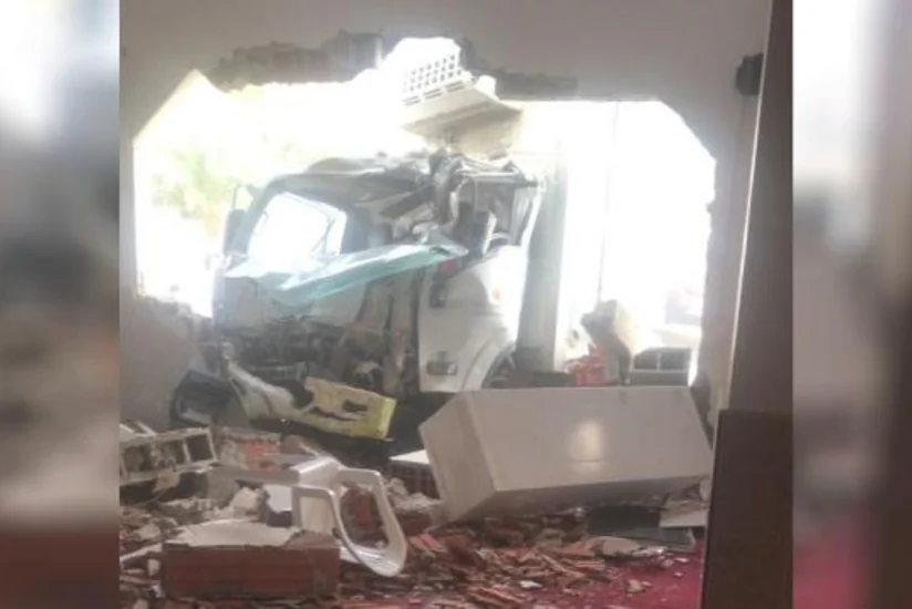 Səudiyyə Ərəbistanında yük avtomobili məscidə girib, 5 nəfər yaralanıb