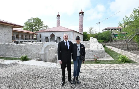 Prezident Şuşada Aşağı Gövhər Ağa məscidində aparılan bərpa işləri ilə tanış olub - YENİLƏNİB