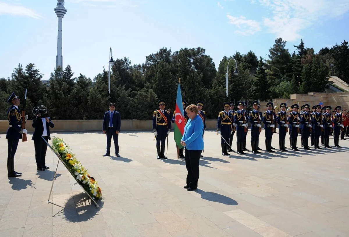 Angela Merkel Şəhidlər xiyabanını ziyarət edib