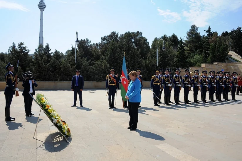 Angela Merkel Şəhidlər xiyabanını ziyarət edib