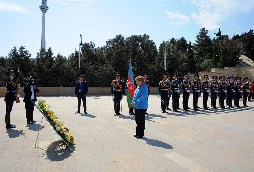 Angela Merkel Şəhidlər xiyabanını ziyarət edib