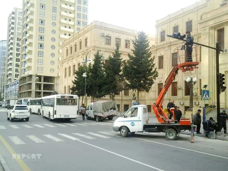 Bakıda tıxac yaradan piyada keçidlərinin qarşısında işıqfor quraşdırılır - FOTO