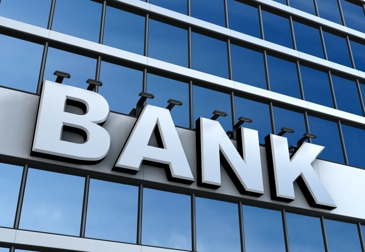 Azerbaijani banks cut staff