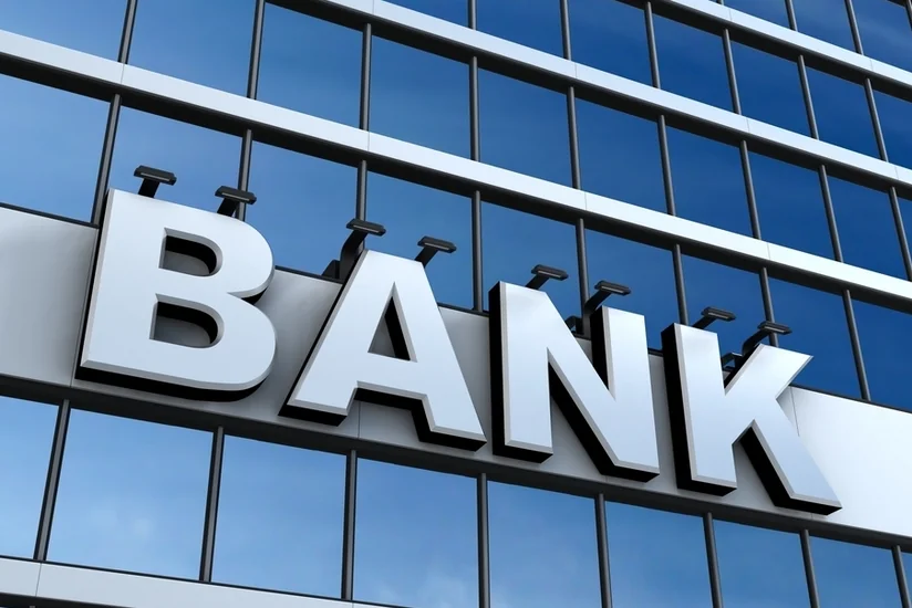 Azerbaijani banks cut staff