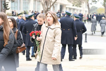 Azərbaycan xalqı Fəxri xiyabanda Ümummilli Liderin məzarını ziyarət edir