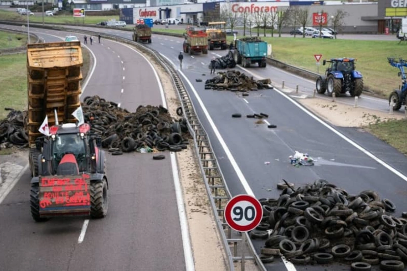 Fransada fermerlər yolları bağlamağa davam edir