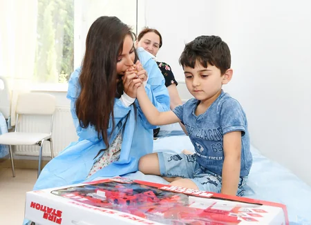 Leyla Əliyeva Bakının bir sıra tibb müəssisələrində müalicə alan uşaqlarla görüşüb