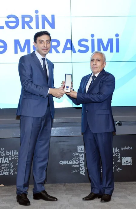 Fərid Qayıbov təltif olunmuş şəxslərə mükafatları təqdim edib