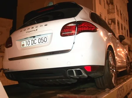 Bakıda toydan qayıdan bahalı avtomobilin sürücüsü qəza törədib - FOTO