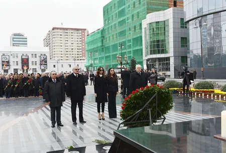 Prezident İlham Əliyev Xocalı soyqırımı qurbanlarının xatirəsinə ucaldılmış abidəni ziyarət edib
