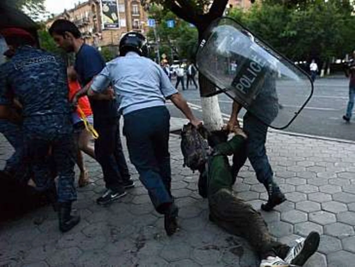 ​Yerevan polisi Azadlıq meydanında keçirilən mitinq zamanı 25 aksiyaçını saxlayıb