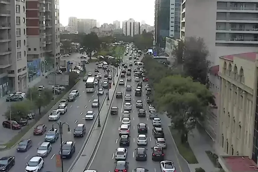 Bakının bir sıra yollarında nəqliyyatın sıxlığı yaranıb