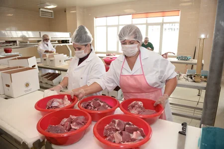 Heydər Əliyev Fondu Qurban bayramı münasibəti ilə aztəminatlı ailələrə qurban payları verib