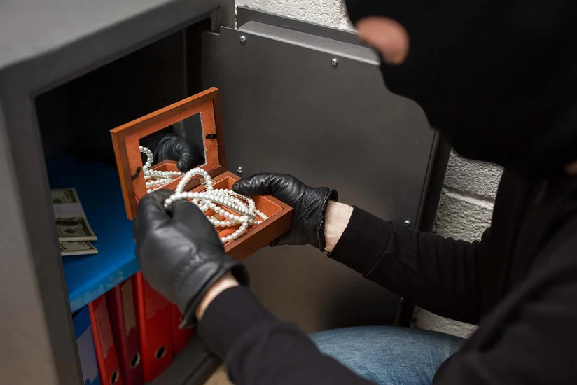 Bakıda 5 il əvvəl evdən 18 min manatlıq oğurluq edən şəxslər tutuldu