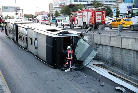 ​İstanbulda metrobus 5 metr hündürlükdən aşıb, 10 nəfər yaralanıb