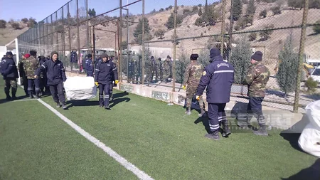 FHN Kahramanmaraşda sakinlərə humanitar yardım paylayır, çadırlar qurur
