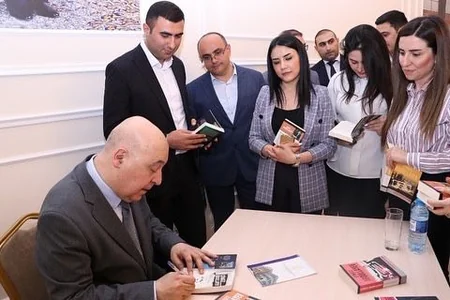 Xalq yazıçısı Çingiz Abdullayevlə prokurorluq əməkdaşları arasında görüş keçirilib
