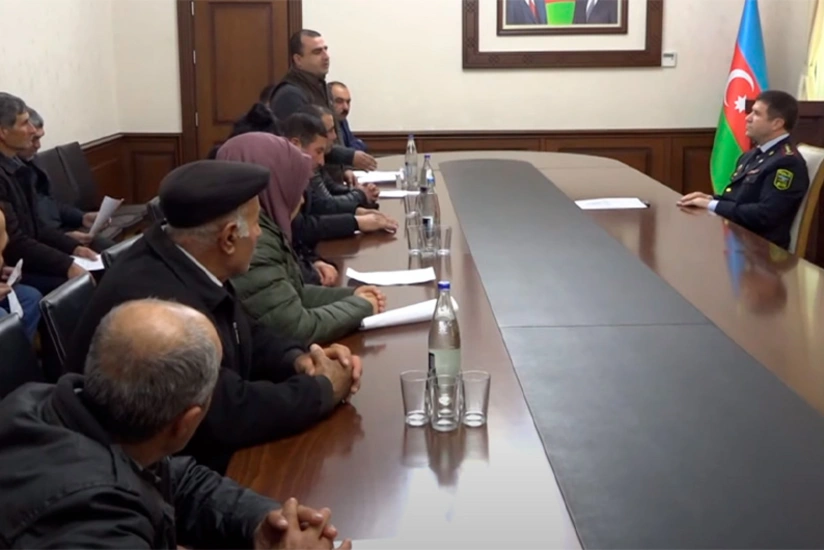 Naxçıvanda daxili işlər naziri işdən çıxarılmış inşaatçıları qəbul edib