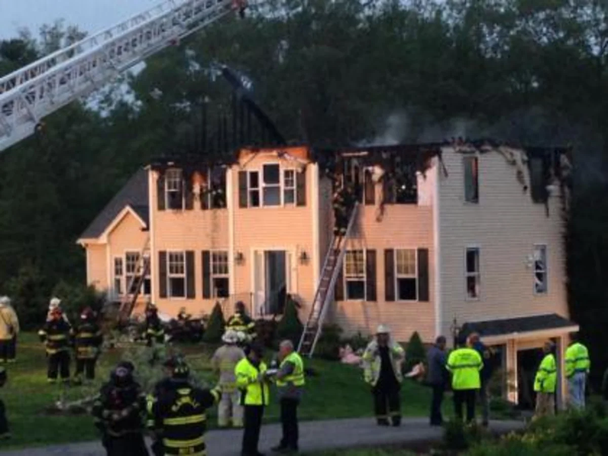 ​ABŞ-da təyyarə yaşayış evinin üzərinə düşüb, 3 nəfər ölüb