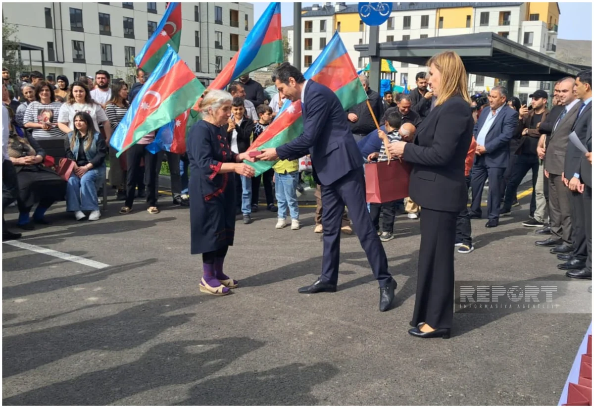 Вернувшимся в Суговушан семьям вручены ключи от квартир - ОБНОВЛЕНО