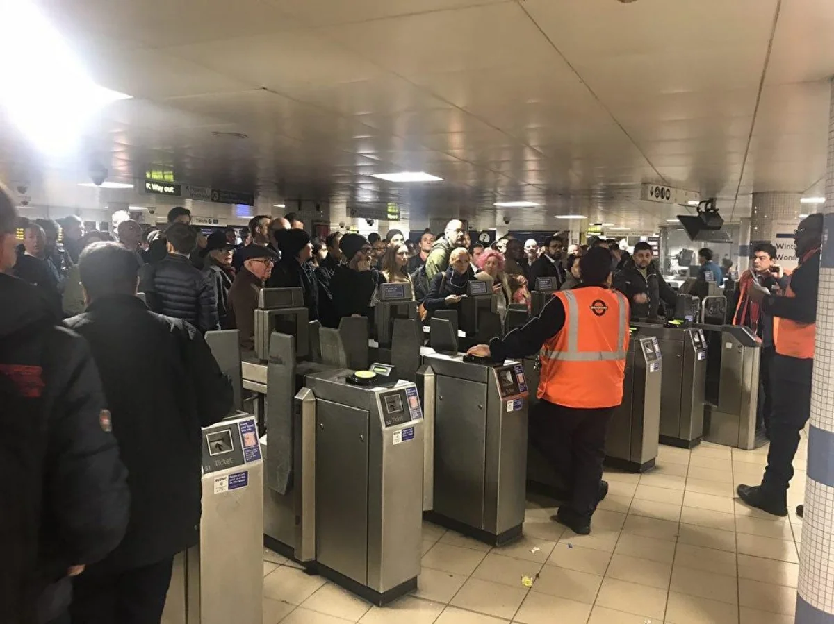 London metrosunda baş vermiş hadisə zamanı 15 nəfər xəsarət alıb