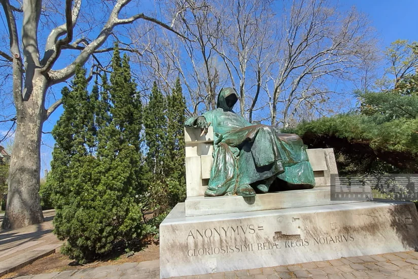 Mərkəzi Avropanın ikinci ən böyük şəhərində Anonimin heykəli - Ətrafında dolaşdıqca memarlıq üslubu dəyişən Vaydahunyad qəsrindən REPORTAJ