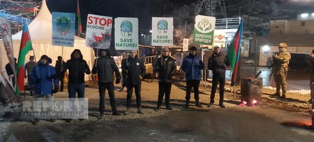 Havanın soyuq olmasına baxmayaraq, Xankəndi-Laçın yolunda aksiya davam edir