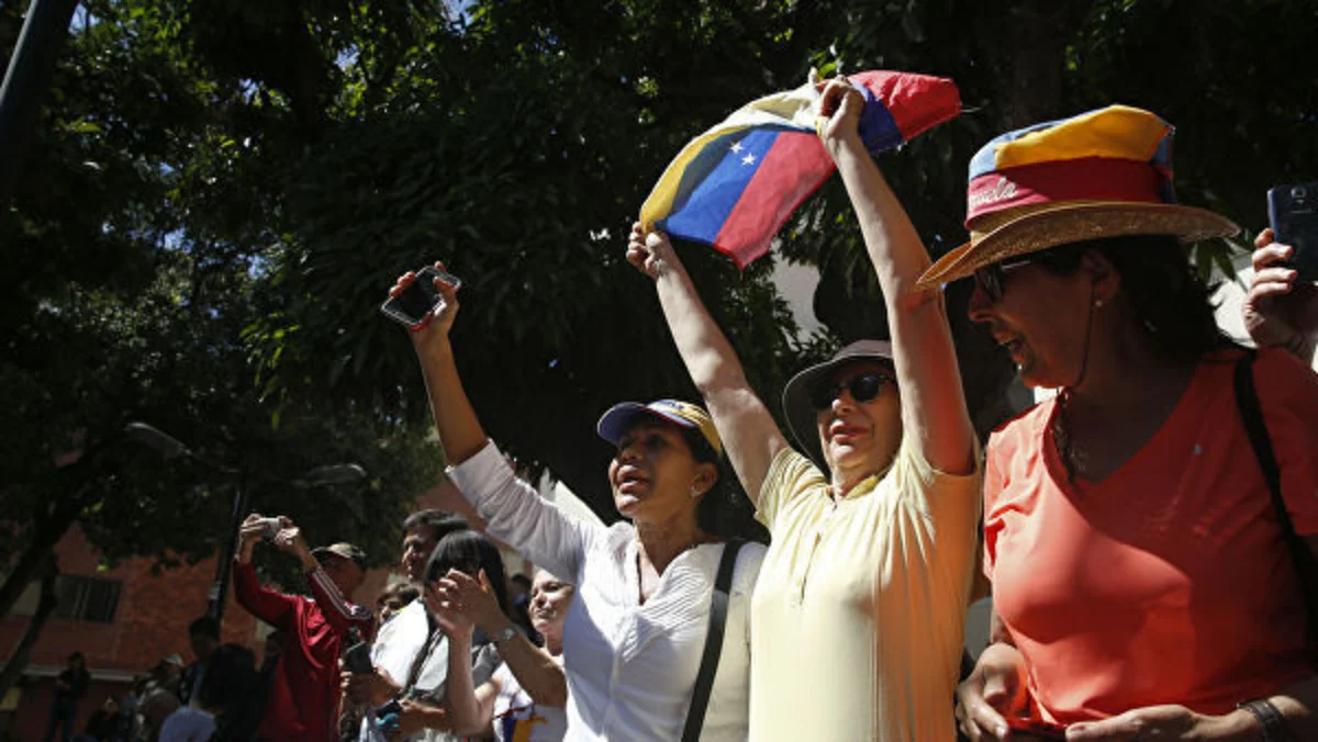 Venesuelada Maduro tərəfdarlarının yürüşü başlayıb