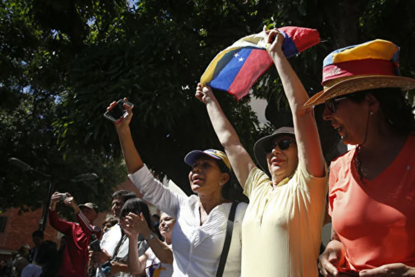 Venesuelada Maduro tərəfdarlarının yürüşü başlayıb