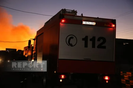 FHN: Küləkli hava, ərazidəki yüksək gərginlikli elektrik xətləri yanğının söndürülməsini çətinləşdirib  