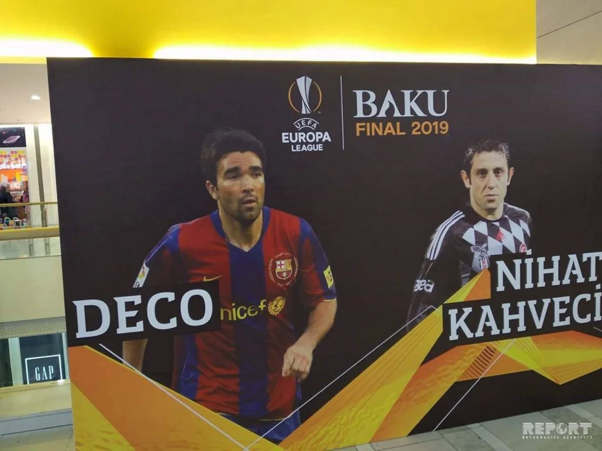 Azərbaycana gələn məşhur futbolçular Bakıda avtoqraf paylayıblar