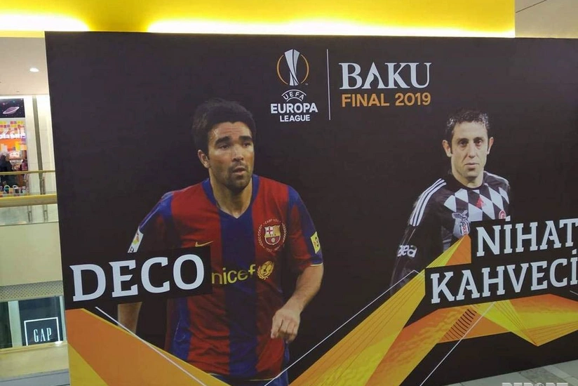 Azərbaycana gələn məşhur futbolçular Bakıda avtoqraf paylayıblar