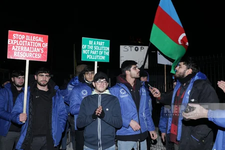 Участники акции протеста на дороге Ханкенди-Лачын исполняют патриотические песни