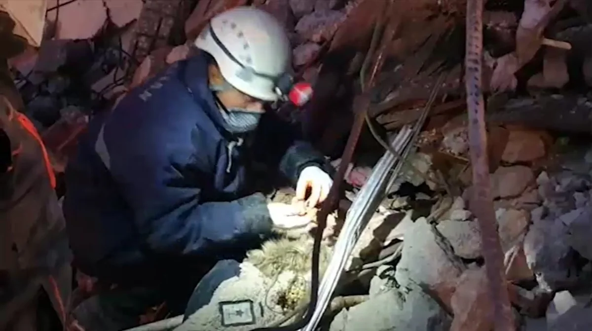 Azerbaijani rescuers hand over gold and jewelry found under rubble in Hatay to Turkish police