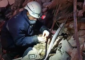 Azerbaijani rescuers hand over gold and jewelry found under rubble in Hatay to Turkish police