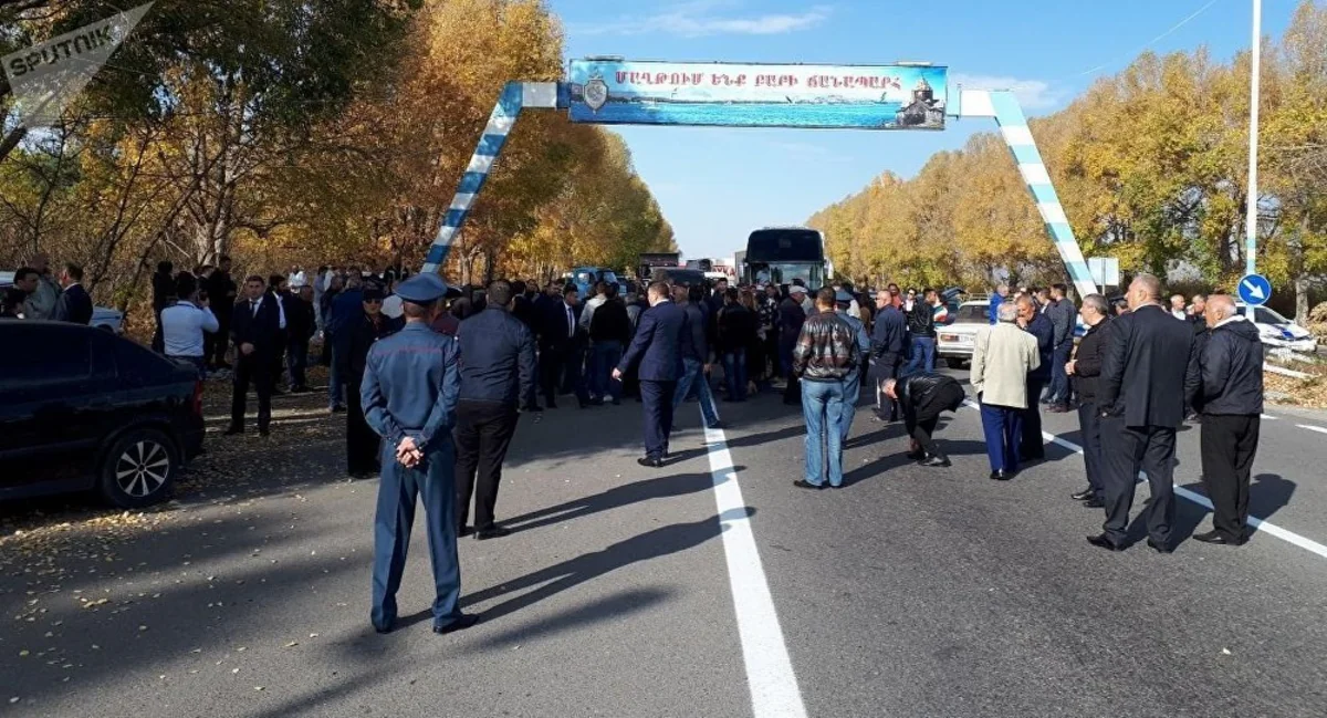В Армении родственники полицейских, обвиняемых в пытках, перекрыли трассу Ереван-Севан
