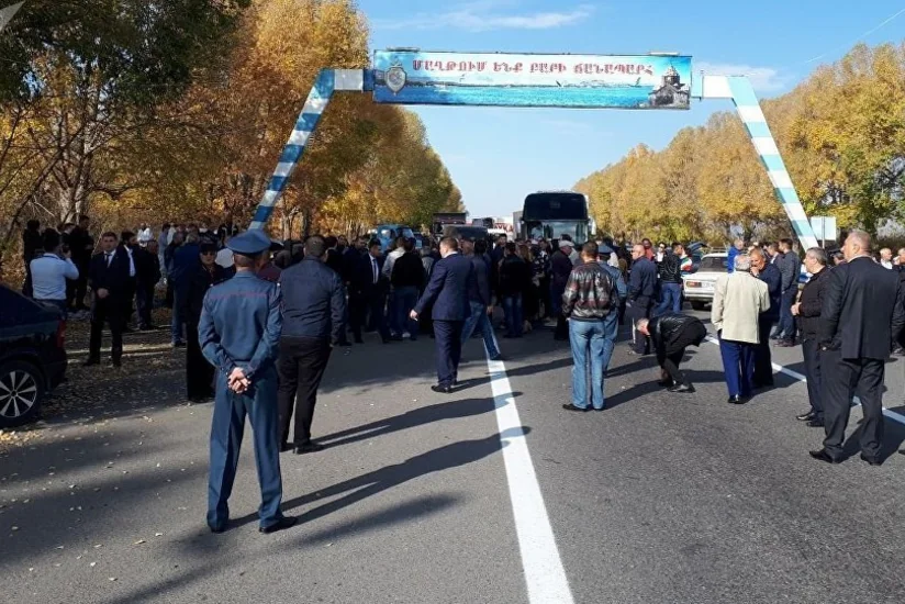 Ermənistanda işgəncə verməkdə təqsirləndirilən polislərin qohumları İrəvan-Sevan yolunu bağlayıblar