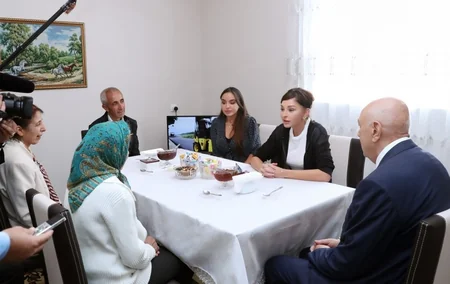 Mehriban Əliyeva: Heydər Əliyev Fondunun dəstəyi ilə 3 rayonda 87 fərdi ev sakinlər üçün tikilir - YENİLƏNİB