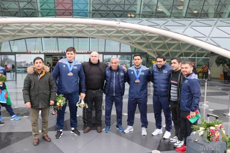 Avropa çempionatında beş medal qazanan Azərbaycan yığması Bakıya qayıdıb