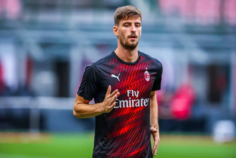 Milan futbolçusu ilə müqavilə müddətini artırıb